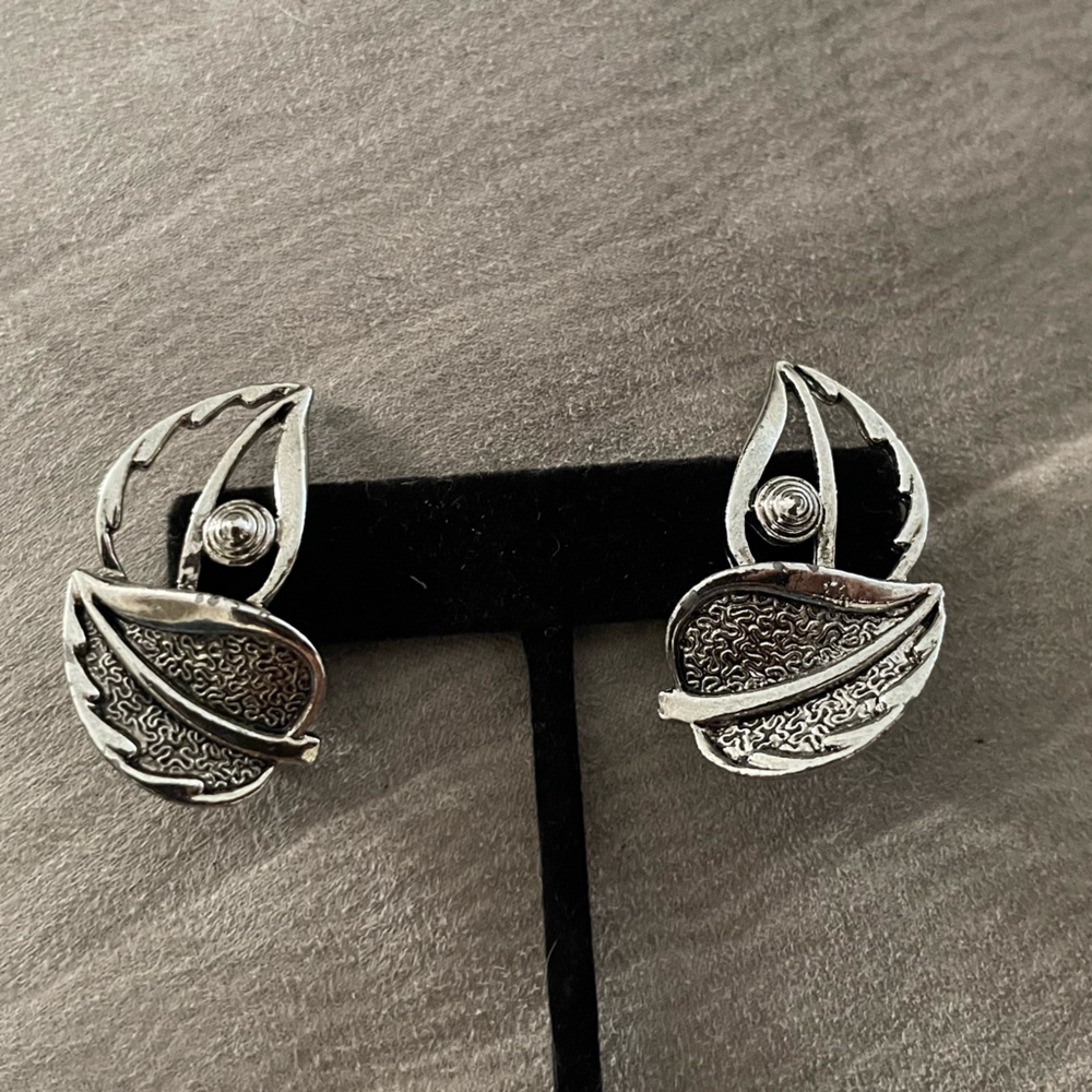 Vintage 1950’s Sarah Coventry signed Silver Tone Leaf Clip-on Earrings!